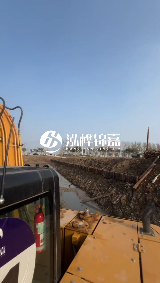 三門峽挖機(jī)打木樁專業(yè)施工-松木樁打樁木價(jià)格含運(yùn)輸成本嗎？