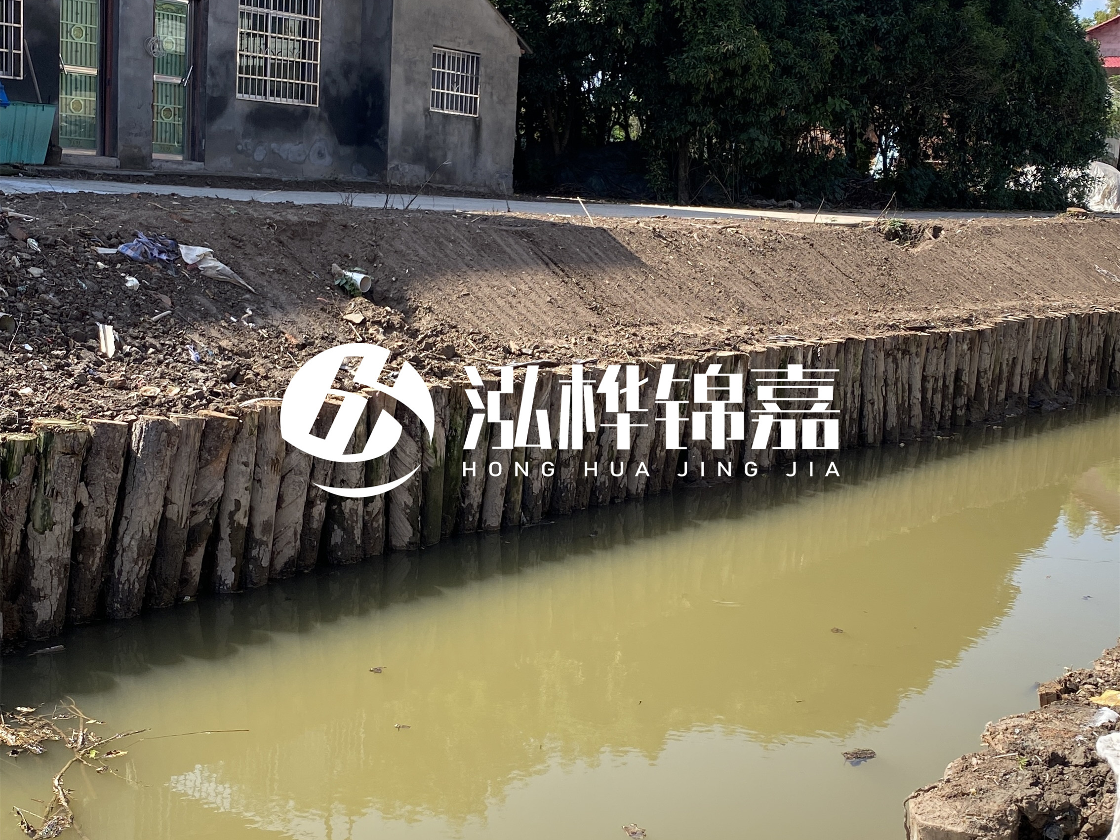 松木樁批發(fā)廠家泓樺錦嘉-圍堰松木樁間距多少能保證穩(wěn)定性？